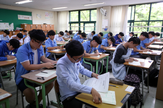 2018학년도 대학수학능력시험 6월 모의평가가 열린 지난 1일 서울 종로구 경복고등학교에서 학생들이 시험을 준비하고 있다. /연합뉴스