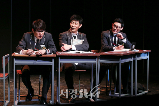 배우 문태유, 박은석, 안세호가 8일 오후 서울 종로구 드림아트센터에서 연극 ‘모범생들’ 프레스콜에 참석해 시연을 하고 있다.