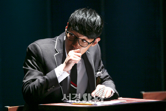 배우 김도빈이 8일 오후 서울 종로구 드림아트센터에서 연극 ‘모범생들’ 프레스콜에 참석해 시연을 하고 있다.