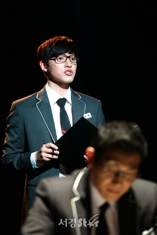 배우 정휘가 8일 오후 서울 종로구 드림아트센터에서 연극 ‘모범생들’ 프레스콜에 참석해 시연을 하고 있다.