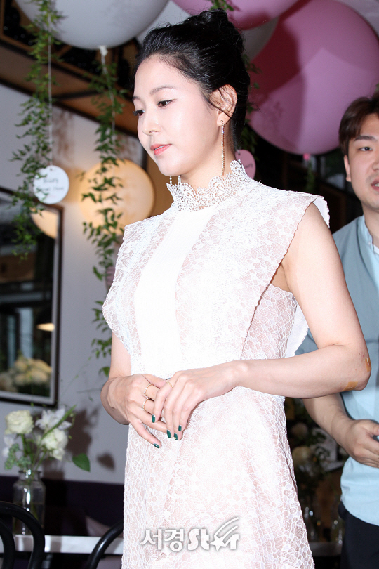 가수 겸 배우 보아가 8일 오후 서울 용산구 한남동 한 코스메틱 브랜드 매장에서 열린 오픈 1주년을 기념 포토월 행사에 참석해 포토타임을 갖고 있다.