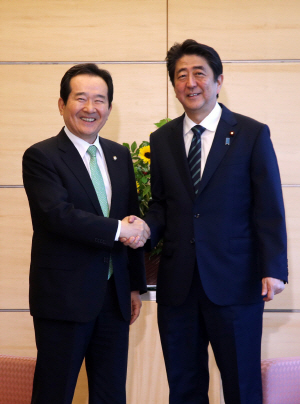 정세균(왼쪽) 국회의장이 8일 일본 도쿄 총리관저에서 아베 신조 일본 총리와 만나 악수하고 있다.  /연합뉴스