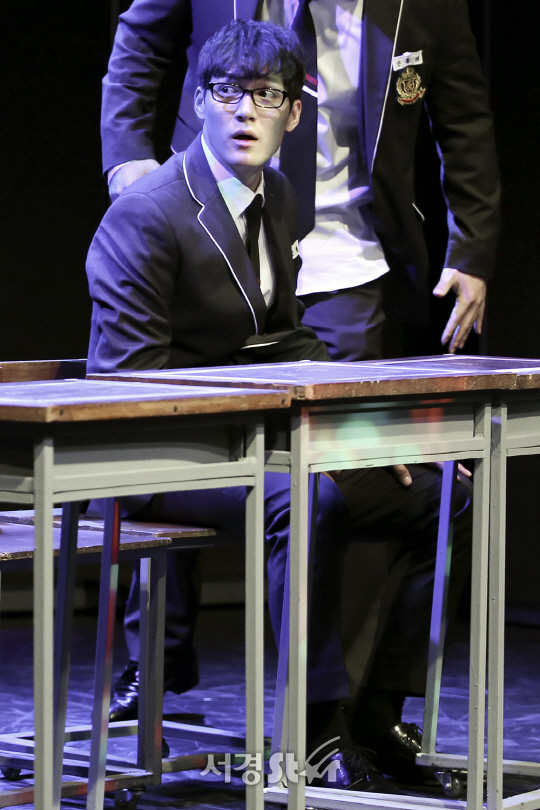 배우 조풍래가 8일 오후 서울 종로구 드림아트센터에서 연극 ‘모범생들’ 프레스콜에 참석해 시연을 하고 있다.
