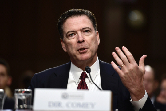 Former FBI Director James Comey testifies during a US Senate Select Committee on Intelligence hearing on Capitol Hill in Washington, DC, June 8, 2017.  Fired FBI director James Comey took the stand Thursday in a crucial Senate hearing, repeating explosive allegations that President Donald Trump badgered him over the highly sensitive investigation Russia‘s meddling in the 2016 election. / AFP PHOTO / Brendan Smialowski      <저작권자(c) 연합뉴스, 무단 전재-재배포 금지>