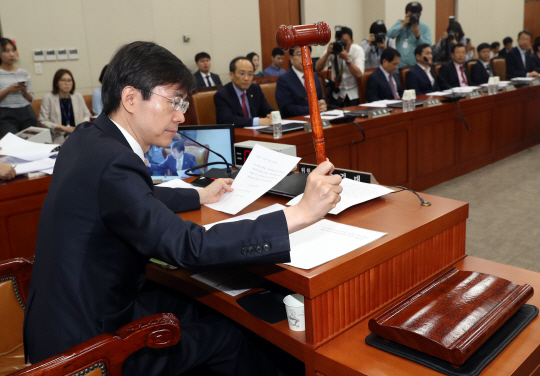 9일 오전 서울 국회에서 열린 기재위에서 조경태 위원장이 김동연 경제부총리 겸 기획재정부장관 후보자 인사청문채택 가결을 선포하고 있다. /연합뉴스