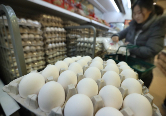 마트 고객들이 ‘계란 대란’의 해결사로 수입된 미국산 흰색 계란을 고르고 있다./연합뉴스