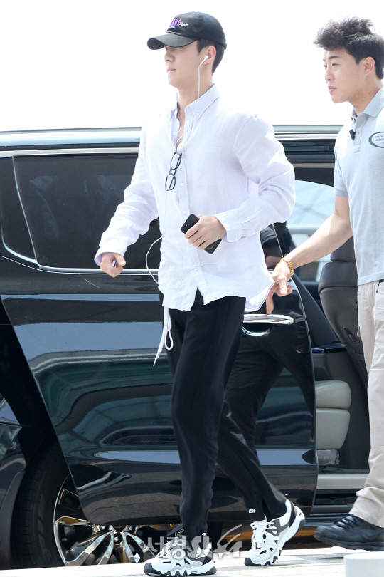 엑소(EXO) 멤버 세훈이 9일 오후 인천 중구 운서동 인천국제공항을 통해 해외 일정차 싱가폴로 출국하고 있다.