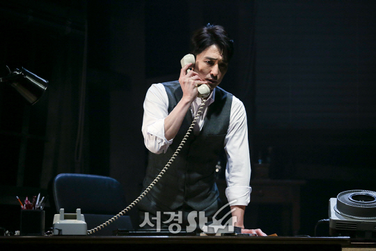배우 강필석이 9일 오후 서울 종로구 TOM에서 뮤지컬 ‘인터뷰’ 프레스콜에 참석해 시연을 하고 있다.