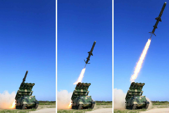 북한의 관영매체인 조선중앙통신이 신형 지대함 순항미사일을 시험발사했다고 9일 보도했다. 사진은 무한궤도형 이동식 발사대에서 발사되는 순항미사일의 모습./연합뉴스