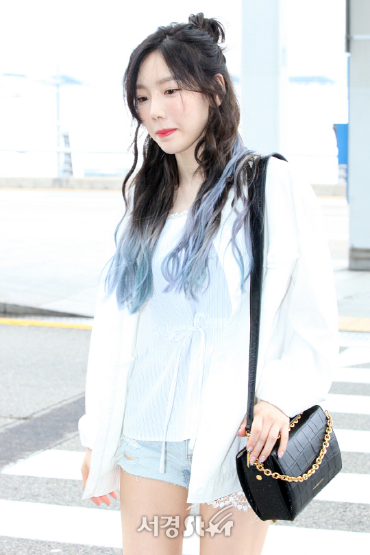 소녀시대 태연이 9일 오후 인천 중구 운서동 인천국제공항을 통해 해외 일정 차 홍콩출국하고 있다.