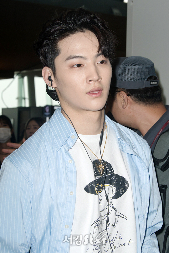 갓세븐 멤버 JB가 9일 서울 강서구 방화동 김포국제공항을 통해 공연 참석 차 제주도로 출국하고 있다.