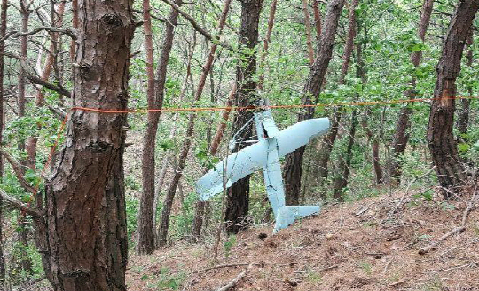9일 강원도 인제군 야산에서 발견된 소형 비행체.