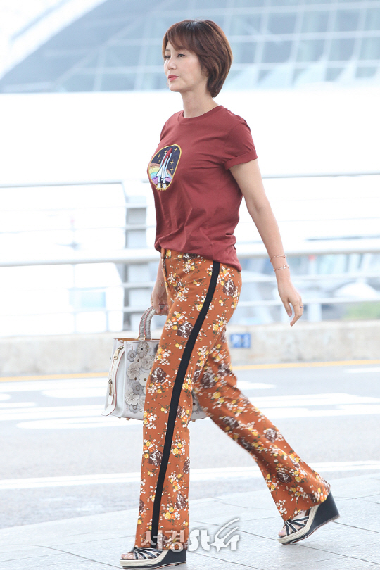 배우 김성령이 9일 오후 인천 중구 운서동 인천국제공항을 통해 화보 촬영 차 홍콩으로 출국하고 있다.