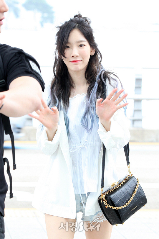 소녀시대 태연이 9일 오후 인천 중구 운서동 인천국제공항을 통해 해외 일정 차 홍콩출국하고 있다.
