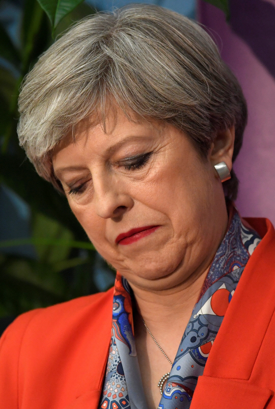 테리사 메이 영국 총리가 9일(현지시간) 자신의 지역구인 잉글랜드 남부 메이든헤드에서 초조한 표정으로 고개를 떨군 채 전날 치러진 총선 결과를 기다리고 있다.   /메이든헤드=AP연합뉴스