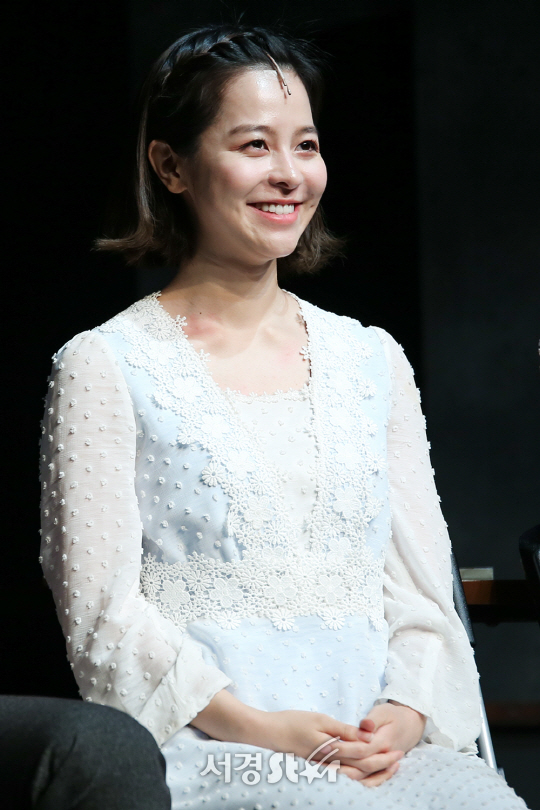 배우 김주연이 9일 오후 서울 종로구 TOM에서 뮤지컬 ‘인터뷰’ 프레스콜에 참석하고 있다.
