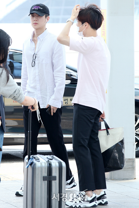 엑소(EXO) 멤버 세훈과 수호가 9일 오후 인천 중구 운서동 인천국제공항을 통해 해외 일정차 싱가폴로 출국하고 있다.