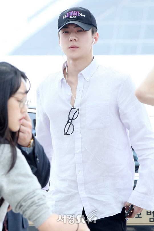 엑소(EXO) 멤버 세훈이 9일 오후 인천 중구 운서동 인천국제공항을 통해 해외 일정차 싱가폴로 출국하고 있다.