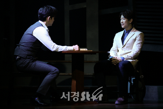 배우 김경수(오른쪽)가 9일 오후 서울 종로구 TOM에서 뮤지컬 ‘인터뷰’ 프레스콜에 참석해 시연을 하고 있다.