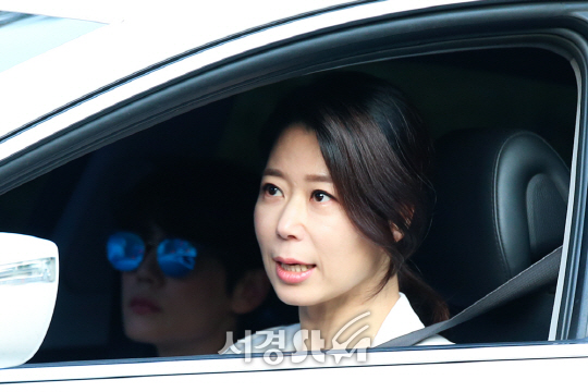 배우 소희정이 9일 서울 강남구 한 웨딩홀에서 열린 배우 이상우와 김소연의 결혼식에 참석하고 있다.