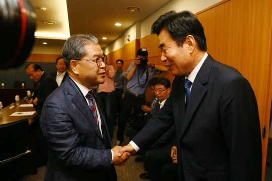 이재정(왼쪽) 경기도교육감과 김진표 국정기획자문위원회 위원장이 9일 오전 서울 종로구 금융감독원 연수원에 마련된 국정기획자문위원회에서 열린 시도교육감 간담회에서 악수를 하고 있다./권욱기자