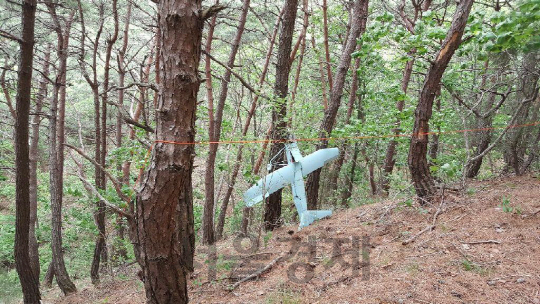 9일 강원도 인제군 군축교 부근 야산에서 발견된 비행체. 북한제 무인기로 추정되는 이 비행체에는 카메라가 장착돼 있었다. 형태가 지난 2014년 3월 백령도에서 발견된 북한 무인기와 유사하다.