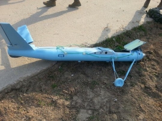 지난 2014년 3월말 백력도에서 발견된 북한 무인기. 이번에 발견된 비행체와 동체 길이는 물론 꼬리날개의 형상까지 비슷해 군은 북한이 날려보낸 무인기로 추정하고 있다.