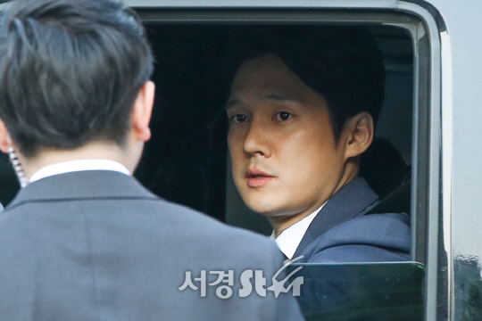 배우 송창의가 9일 서울 강남구 한 웨딩홀에서 열린 배우 이상우와 김소연의 결혼식에 참석하고 있다.