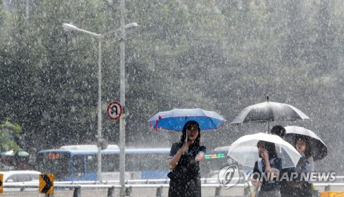 전국 흐리고 곳곳 소나기, 서울 낮 최고기온 27도…낮부터 차차 맑아질 듯