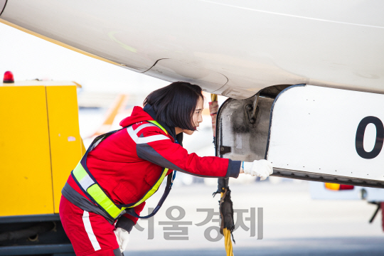 이스타항공이 LCC 업계 최초로 배출한 여성 확인정비사 1호 홍진씨가 항공기를 점검하고 있다./사진제공=이스타항공