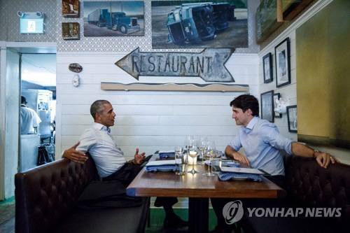 캐나다 몬트리올의 한 식당에서 저녁식사를 하며 대화를 하는 오바마 전 대통령과 트뤼도 캐나다 총리/연합뉴스