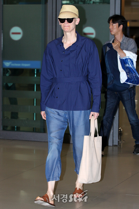 배우 틸타스윈튼이 12일 오전 인천 중구 운서동 인천국제공항을 통해 영화 ‘옥자’ 홍보차 내한하고 있다.