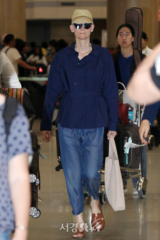 배우 틸다 스윈튼이 12일 오전 인천 중구 운서동 인천국제공항을 통해 영화 ‘옥자’ 홍보차 내한하고 있다.