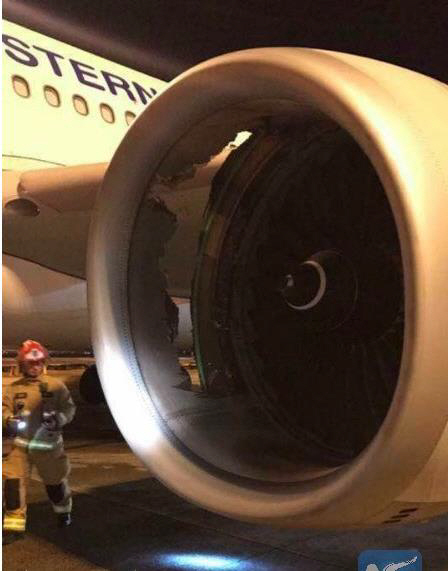 중국 상하이를 향해 시드니 공항을 이륙했던 중국동방항공 소속 여객기의 엔진에 큰 구멍이 발견된 모습./출처=신화통신 트위터 캡처
