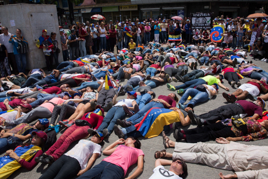 니콜라스 마두로 베네수엘라 대통령에 반대하는 시민들이 수도 카라카스 길에 누워 시위를 벌이고 있다.  /카라카스=EPA연합뉴스