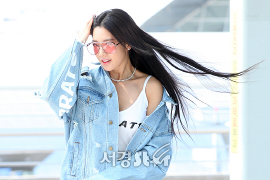 배우 클라라가 12일 오전 인천 중구 운서동 인천국제공항을 통해 중국 음원 홍보 및 상해 웨이보의 밤에 참석하기 위해 상해로 출국하고 있다.