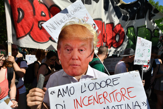 G7 횐경장관회의가 열린 이탈리아 볼로냐에서 11일(현지시간) 트럼프 가면을 쓴 한 시위 참가자가 시위를 벌이고 있다. /볼로냐=AFP연합뉴스
