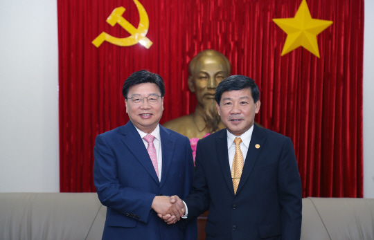 권선택(사진 왼쪽) 대전시장이 트란 탄 리엠(〃오른쪽) 베트남 빈증성장을 찾아 면담하고 악수를 나누고 있다. 사진제공=대전시