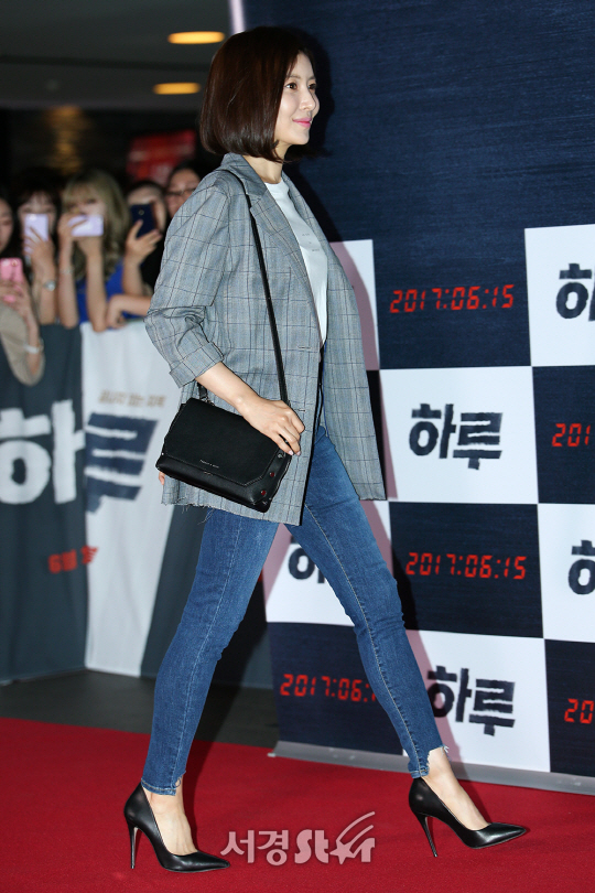 배우 윤세아가 12일 오후 서울 성동구 CGV 왕십리에서 열린 영화 ‘하루’ VIP 시사회 포토월 행사에 등장하고 있다.