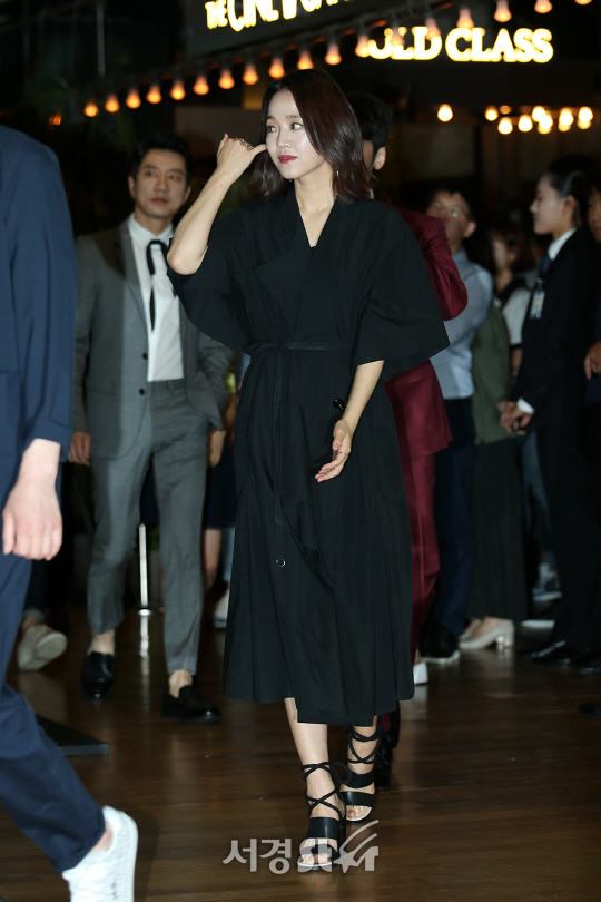 배우 신혜선이 12일 오후 서울 성동구 CGV 왕십리에서 열린 영화 ‘하루’ VIP 시사회 포토월 행사에 등장하고 있다.