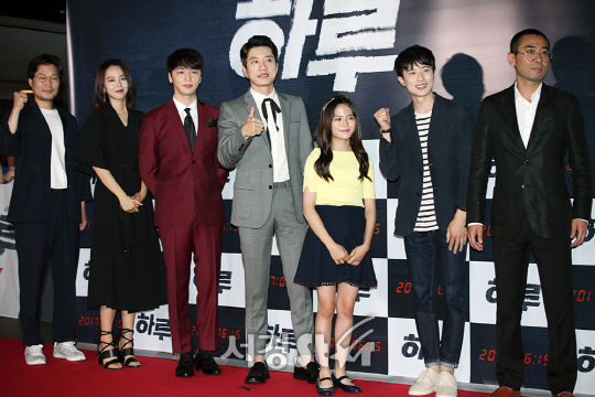 ‘하루’ 출연 배우들이 12일 오후 서울 성동구 CGV 왕십리에서 열린 영화 ‘하루’ VIP 시사회 포토월 행사에 참석해 포즈를 취하고 있다.