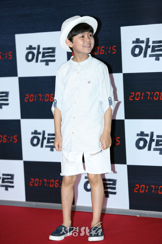 배우 정지훈이 12일 오후 서울 성동구 CGV 왕십리에서 열린 영화 ‘하루’ VIP 시사회 포토월 행사에 참석해 포즈를 취하고 있다.