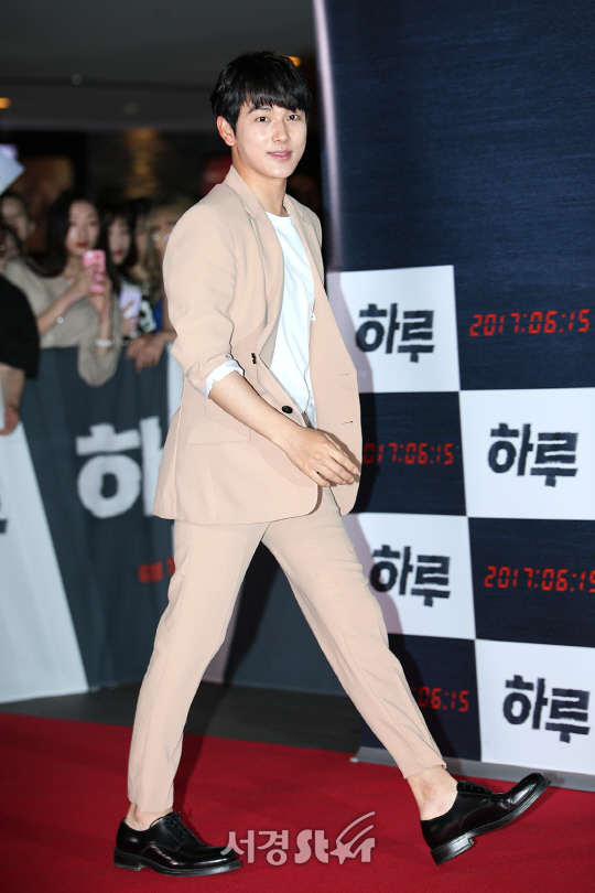 배우 임시완이 12일 오후 서울 성동구 CGV 왕십리에서 열린 영화 ‘하루’ VIP 시사회 포토월 행사에 참석해 포즈를 취하고 있다.