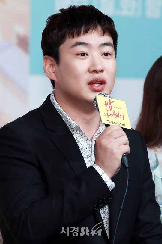 배우 안재홍이 18일 오후 서울 영등포구 타임스퀘어 아모리스홀에서 열린 KBS2 ‘쌈, 마이웨이’ 제작발표회에 참석해 인터뷰 답변을 하고 있다.