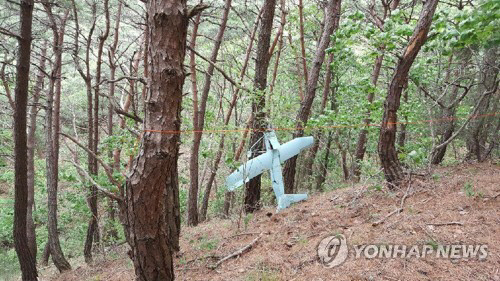 지난 9일 강원도 야산에서 발견된 무인기의 모습./연합뉴스
