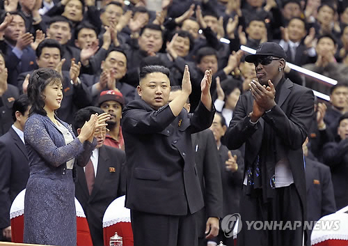 전직 미국 프로농구(NBA) 선수인 데니스 로드먼이 지난 2013년 북한을 방문해 김정은 노동당 위원장과 그의 부인 리설주와 만나고 있다./연합뉴스