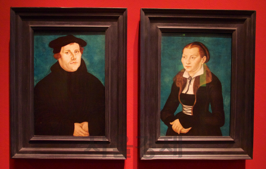 Left: Martin Luther (1483-1546). Lucas Cranch d.A. 1472-1553, Werkstatt. Wittenberg 1529. Oil, wood. Right: Katharina von Bora (1499-1552), wife of Martin Luther. Lucas Cranch d.A. 1472-1553, Werkstatt. Wittenberg 1529. Oil, wood.