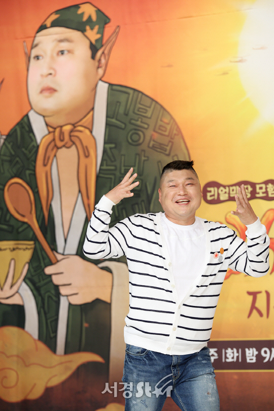 방송인 강호동이 13일 오후 서울 영등포구 타임스퀘어 아모리스 홀에서 열린 tvN ‘신서유기4’ 제작발표회에 참석해 포즈를 취하고 있다.