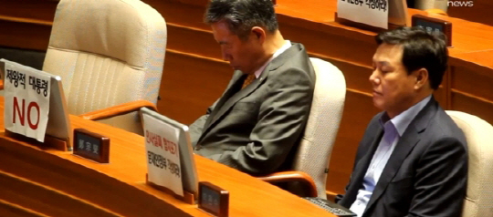 文대통령 시정연설에 졸고 있는 한국당 의원 “편하게 주무시게 뺏지 뺏자!” 네티즌