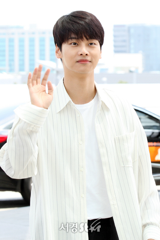 빅스(VIXX) 엔이 13일 오후 인천 중구 운서동 인천국제공항을 통해 일본 생일 팬미팅 참석차 삿포로로 출국하고 있다.